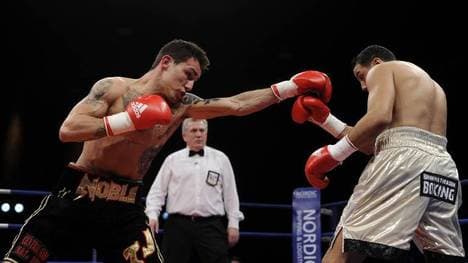 Lee Noble (l.) bei einem Kampf gegen den Dänen Ahmad Kaddour 2011