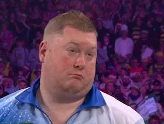 Ricky Evans und James Wade liefern sich bei der Darts-WM einen epischen Fight. Im entscheidenden Satz sticht dabei besonders eine Szene zwischen Evans und Caller Charlie Costorphine hervor. 