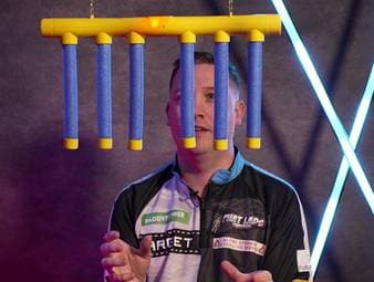 In der langsamen Testrunde ist Chris Dobey noch überfordert - doch Hollywood lernt schnell! Die Reaktions-Challenge mit dem letztjährigen WM-Halbfinalisten vor der Darts-WM 2026.