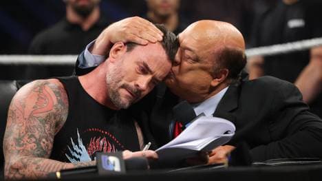 Paul Heyman (r.) überbrachte CM Punk die frohe Kunde