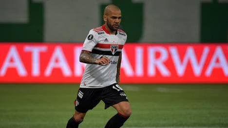 Der derzeit vereinslose Dani Alves kehrt im Januar zum FC Barcelona zurück