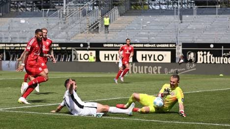 Torhüter Kastenmeier (r.) rettet für die Fortuna