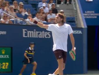 Stefanos Tsitsipas sorgt bei den US Open für eine Überraschung. Der Grieche bezwingt in der ersten Runde den hoch gehandelten Arthur Fils, der nach seinem Titel in Cincinnati als Geheimfavorit für New York galt.