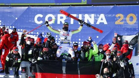 Andreas Sander wird nach seinem Silber-Coup in der Abfahrt vom deutschen Team gefeiert