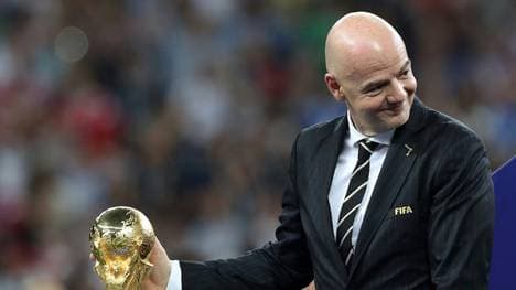 Nächstes Jahr findet die WM in Katar statt: Da freut sich FIFA-Präsident Gianni Infantino