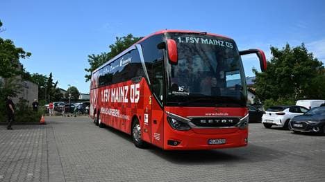 Wurde beschädigt: Der Mannschaftsbus von Mainz