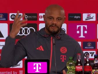 Bayerns Trainer Vincent Kompany wird auf der Pressekonferenz von einem französischen Journalisten zu Michael Olise befragt. Der Coach vergleicht den Flügelspieler der Münchner mit Kevin De Bruyne.