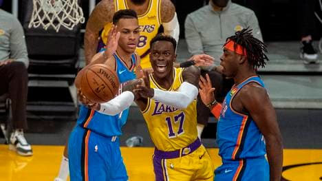 Dennis Schröder (m.) ist im Corona-Protokoll der NBA