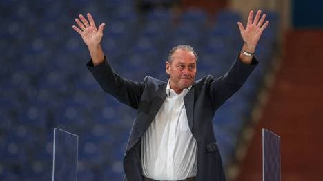 Huub Stevens wird auf der außerordentlichen Mitgliederversammlung gefeiert