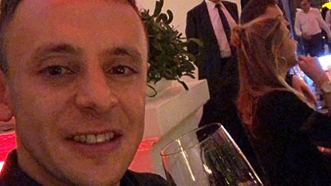 Rafinha gönnte sich zur Feier des  Tages ein Gläschen Rotwein