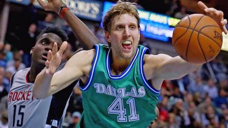Dirk Nowitzki (r.) spielt seit 1998 bei den Dallas Mavericks