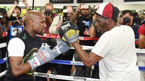 Floyd Mayweather zusammen mit seinem Trainer Roger Mayweather