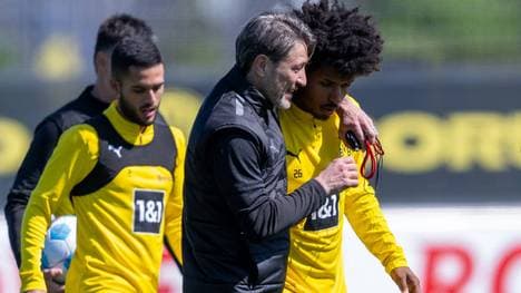 Niko Kovac im Gespräch mit Karim Adeyemi (r.)