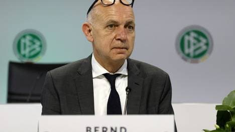 Eine DFB-Delegation besucht das Grab von Herberger