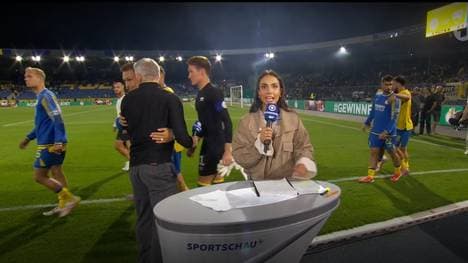 In der letzten Minute der ARD-Übertragung wechselte Bastian Schweinsteiger mit dem Braunschweiger Sven Köhler ein paar Worte