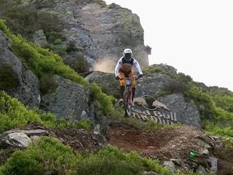 Die Red Bull Hardline ist nichts für schwache Nerven. Die besten Mountainbiker duellieren sich in Wales - am Ende gewinnt der Ire Ronan Dunne.