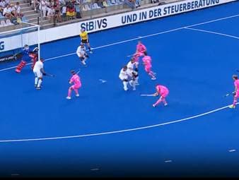 Die deutschen Hockey-Herren haben nach einem Schützenfest gegen Polen als Gruppensieger das Halbfinale der Hockey-EM erreicht.