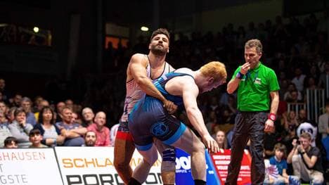 In der vergangenen Saison wurde der SV Wacker Burghausen (l.: Ramsin Azizsir) Deutscher Meister