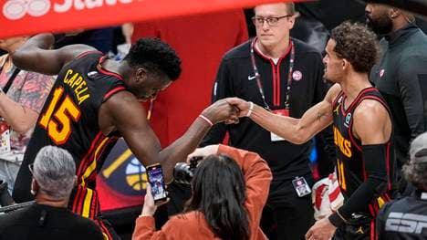 Trae Young (r.) lieferte in den NBA-Playoffs eine Gala