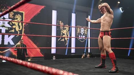 Ilja Dragunov (r.) scheint bei WWE vor einem Match gegen WALTER zu stehen
