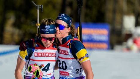 Hanna Öberg (r.) und Elvira Öberg gehören zur Weltspitze im Biathlon