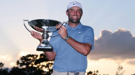 Scottie Scheffler mit dem Siegerpokal