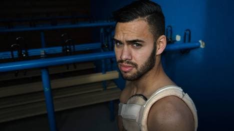 Daniel Engelbrecht spielt mit einem Defibrillator unter dem Trikot