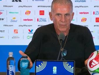 Ein verwehrter Elfmeterpfiff sorgt bei Ghana für Unruhe. Trainer Carlos Queiroz kann es kaum fassen und zählt den Videoschiedsrichter offen an.