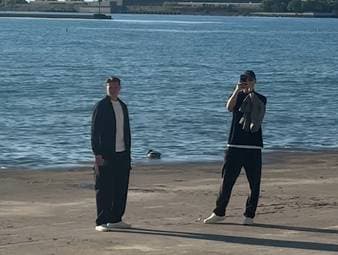 Jonas Urbig und Manuel Neuer schlendern auf einer morgendlichen Spazierrunde an der Promenade in Chicago entlang. Die gute Chemie der Bayern-Keeper überträgt sich augenscheinlich auch ins Nationalteam.