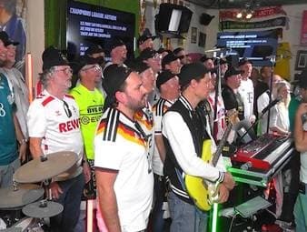 Der Männerchor "Laut aber Schief" singt vor Spielbeginn die Champions-League-Hymne im Fantalk.