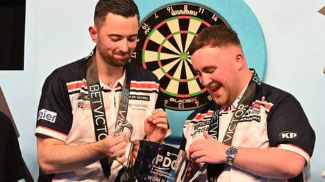 Luke Littler (r.) und Luke Humphries haben die Team-WM gewonnen