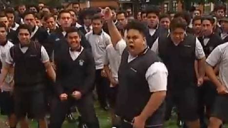 Die Schüler des Wesley College nahmen mit einem atemberaubenden Haka Anteil am Tod von Jonah Lomu