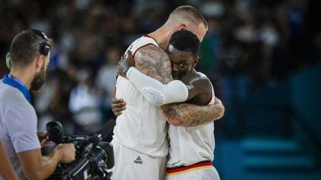 Daniel Theis (l.) und Dennis Schröder kenn sich seit ihrer Jugend