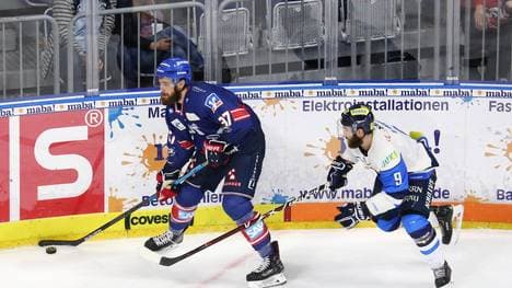 Die Adler Mannheim (l.: Thomas Larkin) setzten sich im DEL-Spitzenspiel durch
