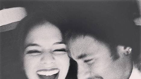 Glücklich posieren Neymar und seine Bruna für ein Selfie.