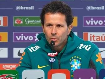 Bei Superstar Neymar wurde im Rahmen der brasilianischen Nationalmannschaft eine Muskelverletzung festgestellt. Der Teamarzt der Brasilianer äußert sich zur Ausfallzeit.