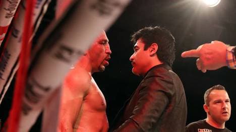 Erol Ceylan (r.) beendete den Kampf von Firat Arslan vorzeitig