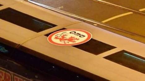 DEL: Kölner Haie versteigern Aufkleber der Düsseldorfer EG bei Ebay, Fans der Düsseldorfer EG bringen einen Aufkleber auf dem Bus der Kölner Haie an