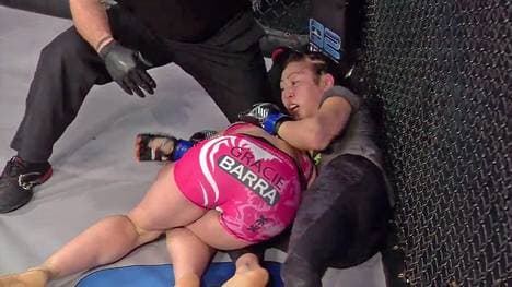 Celine Haga (r.) verlor das Invicta-FC-Duell, obwohl sie Amy Montenegro in Ohnmacht würgte