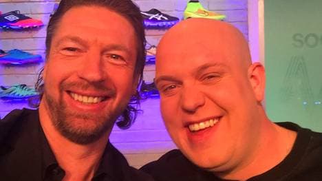 Steffen Freund (l.) traf in London den Darts-Weltranglistenersten Michael van Gerwen (r.)