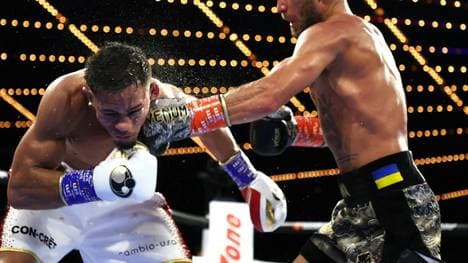 Wassyl Lomatschenko (r.) besiegt Jamaine Ortiz