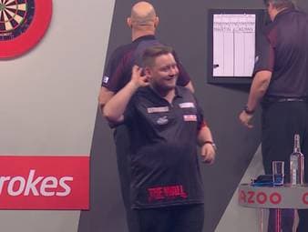 Martin Schindler kann beim Duell gegen Martin Lukeman nicht auf die Unterstützung des Ally pally hoffen. Er wird beim Walk-on konsequent ausgebuht.