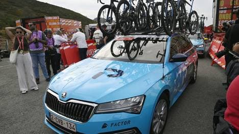 Ein Teamauto von Israel-Premier Tech