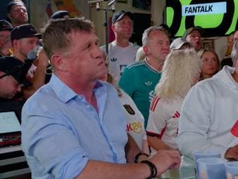 Beim Freistoß-Tor durch Arda Güler erwischt Manuel Neuer den Ball mit einem Arm, trotzdem springt der Ball ins Tor. Peter Neururer und Thomas Strunz sehen im SPORT1 Fantalk jedoch keinen klaren Fehler.