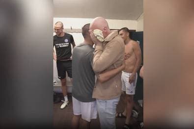 Alle rasieren Schädel kahl - Kapitän bricht in Tränen aus