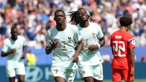 Ousmane Dembélé (l.) feiert seinen dritten Treffer