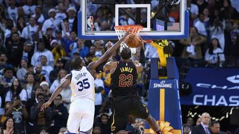 Kevin Durant foult LeBron James zweimal in den Schlussminuten