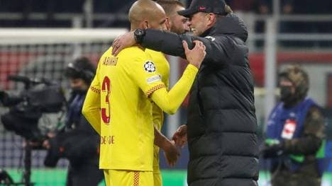 Da kommt Freude auf: Der FC Liverpool um Jürgen Klopp und Fabinho feiern eine englische Bestmarke in der CL-Gruppenphase