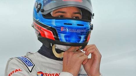 Rennfahrer Kami Laliberte zieht sich seinen Helm an