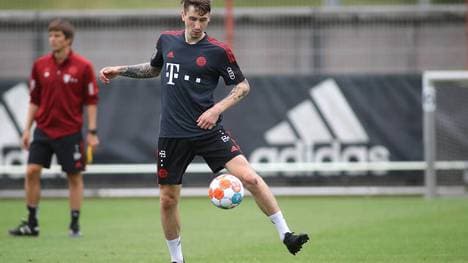 Adrian Fein beim Trainingsauftakt des FC Bayern im Sommer 2021